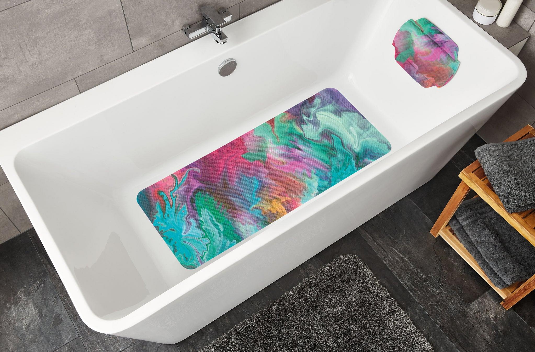 Weiße Badewanne mit buntem rutschfestem Wanneneinleger in Marmoroptik