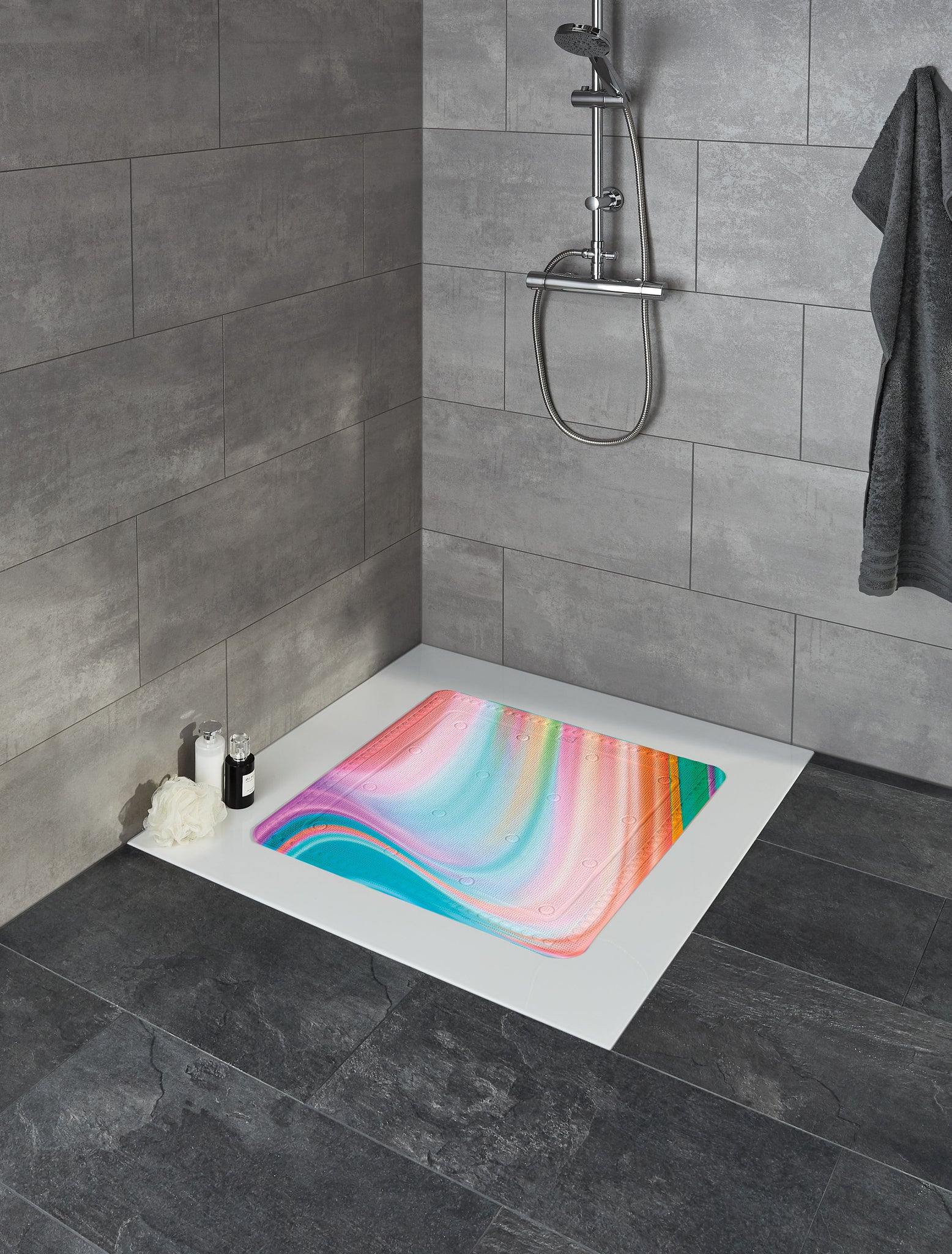 Bunte, rutschfeste Duschmatte in moderner, grauer Eckdusche mit Fliesenboden