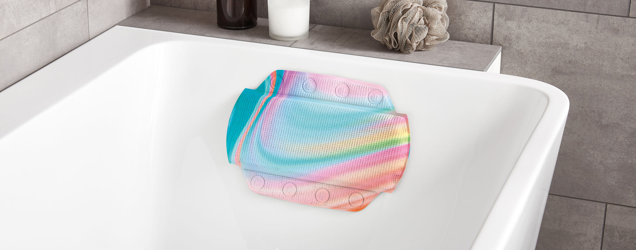 Bunte Badewannen-Matte mit Saugnäpfen in weißer Eckbadewanne aus Acryl innen