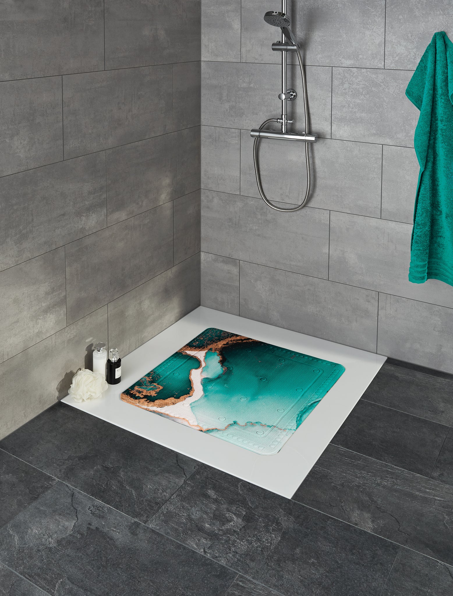 Dusche mit rutschfester Badematte im türkisfarbenen Meeresdesign