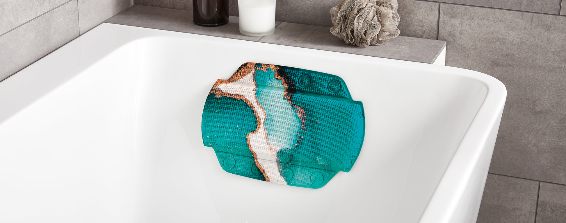 Türkis-braune Badematte mit Marmormuster in weißer Badewanne aus Acryl