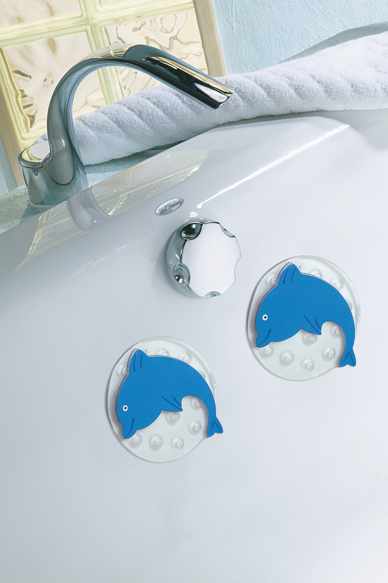 Weiße Badewanne mit zwei blauen Delfin-Antirutschmatten am Boden der Wanne
