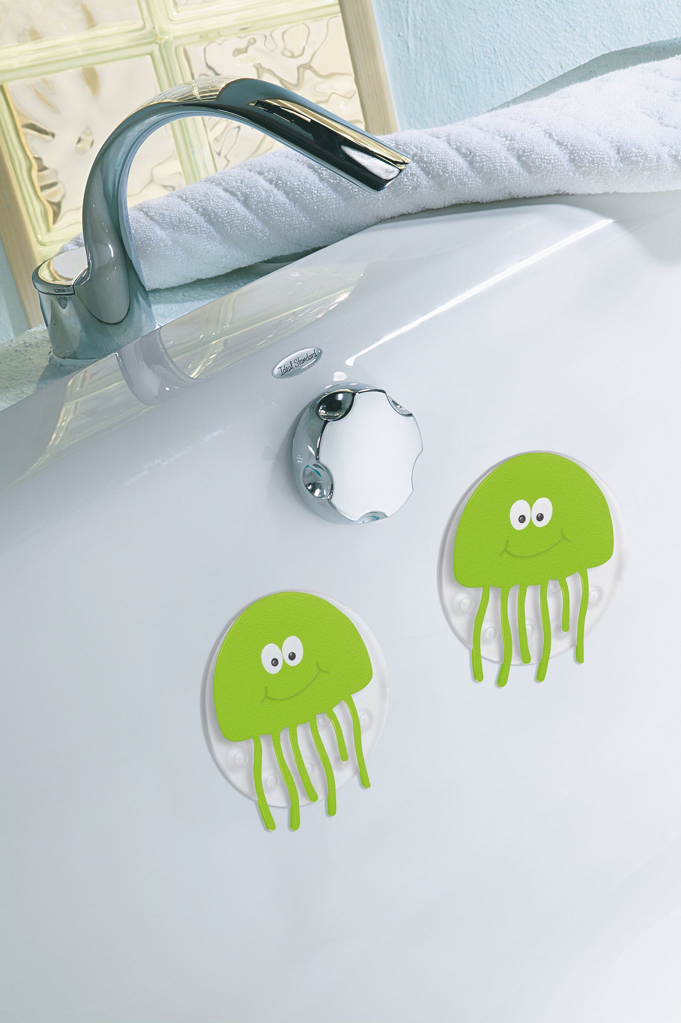 Zwei grüne Quallen-Badewannenaufkleber an weißer Wanneninnenseite