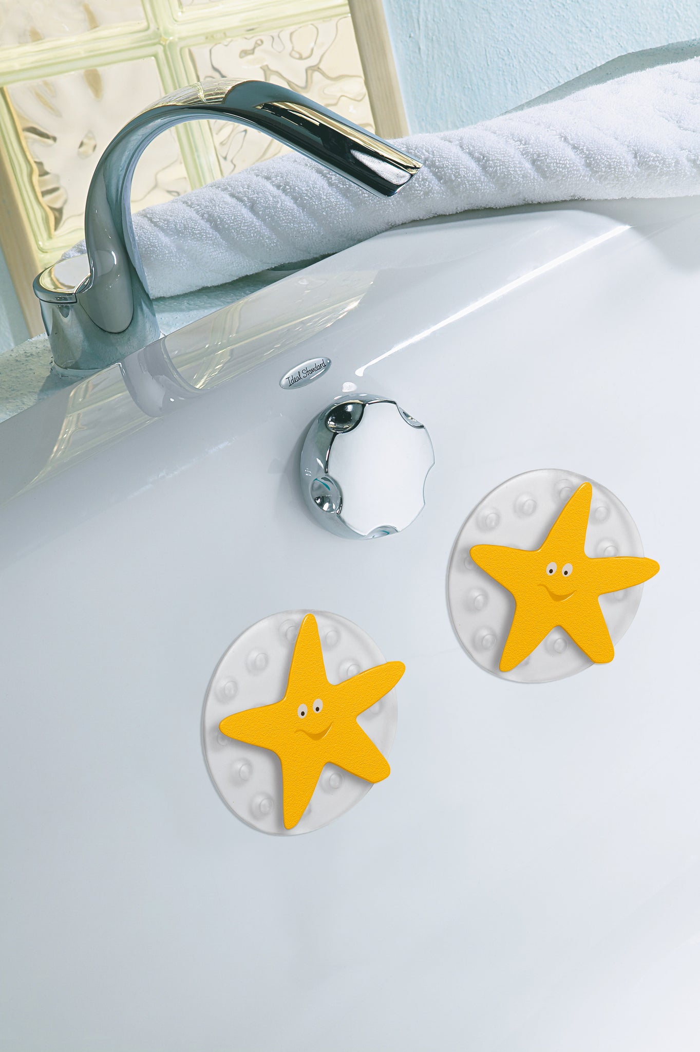 Badewannenboden mit zwei gelben runden Seestern-Antirutschmatten