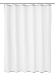 Weißer Duschvorhang Textil SANNA 120 x 200 cm hängt gefaltet an Ringen.