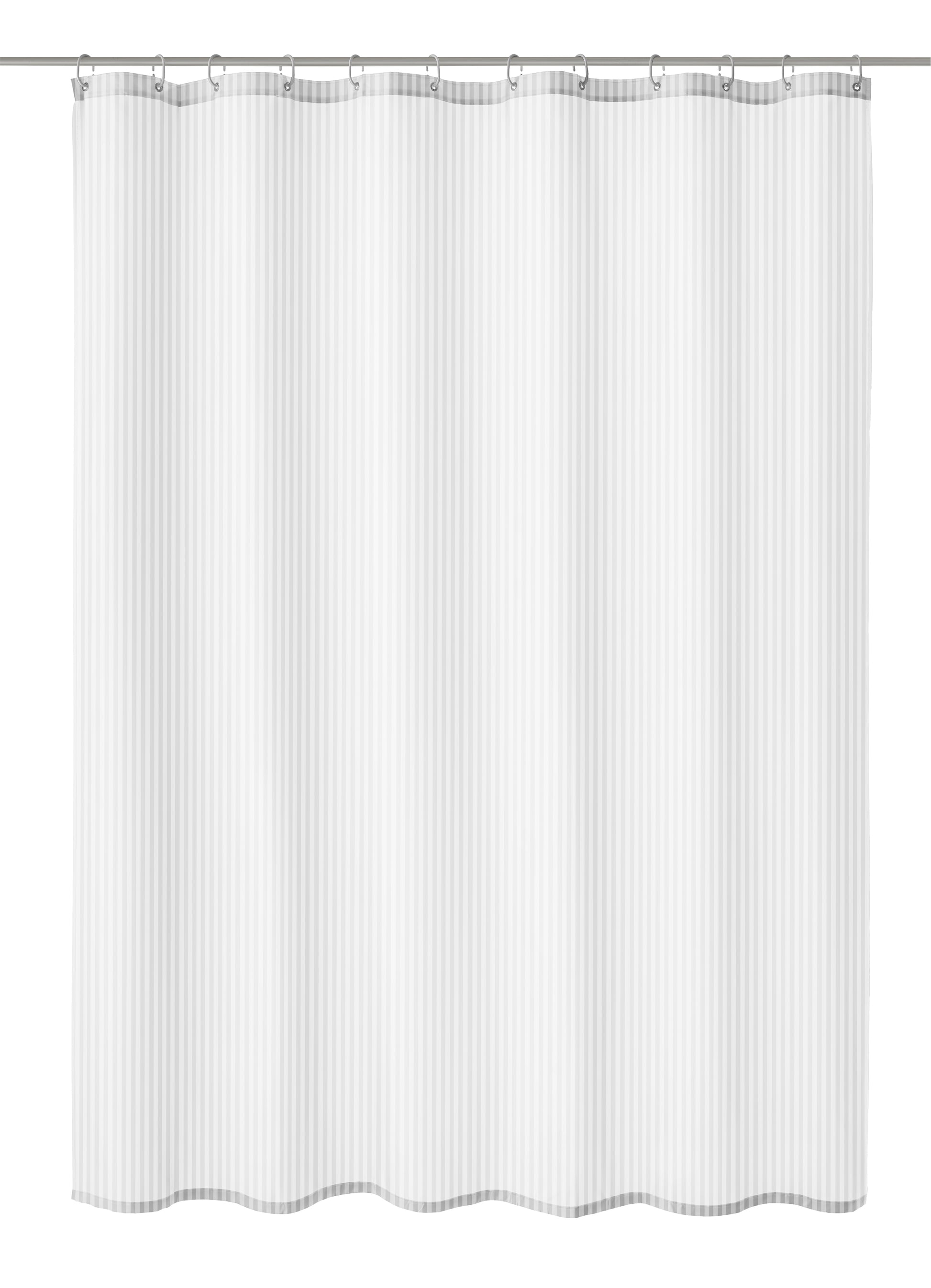 Weißer Duschvorhang Textil SANNA 120 x 200 cm hängt gefaltet an Ringen.