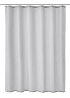 Duschvorhang mit schmalen grauen Längsstreifen, an Stange aufgehängt