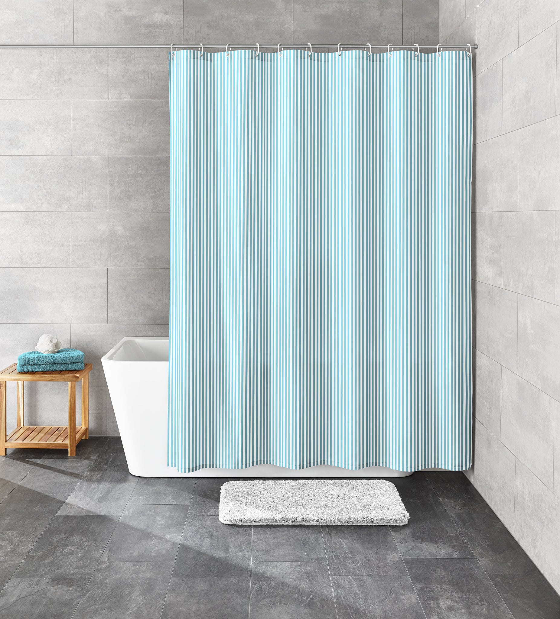 Duschvorhang Textil SANNA Opal 120 x 200 cm hängt vor Badewanne in grauem Badezimmer.