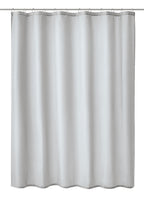 Weißer Duschvorhang aus Stoff mit Ösen, frontal aufgehängt dargestellt
