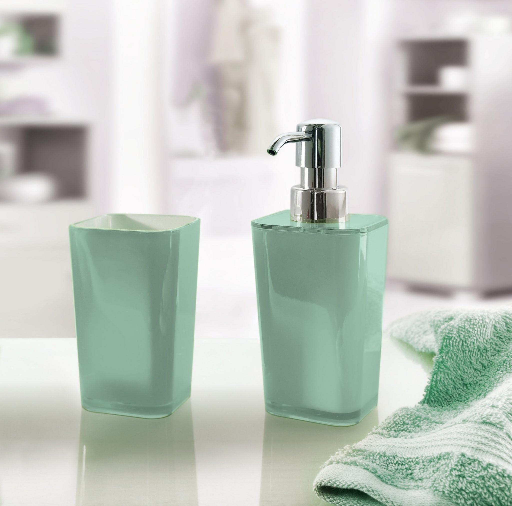 Mintgrünes Seifenspender-Set mit Becher neben Handtuch im modernen Bad