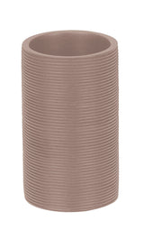 Zahnputzbecher KYOTO Macadamia steht als zylindrischer Becher mit Rillenstruktur vor weißem Hintergrund.