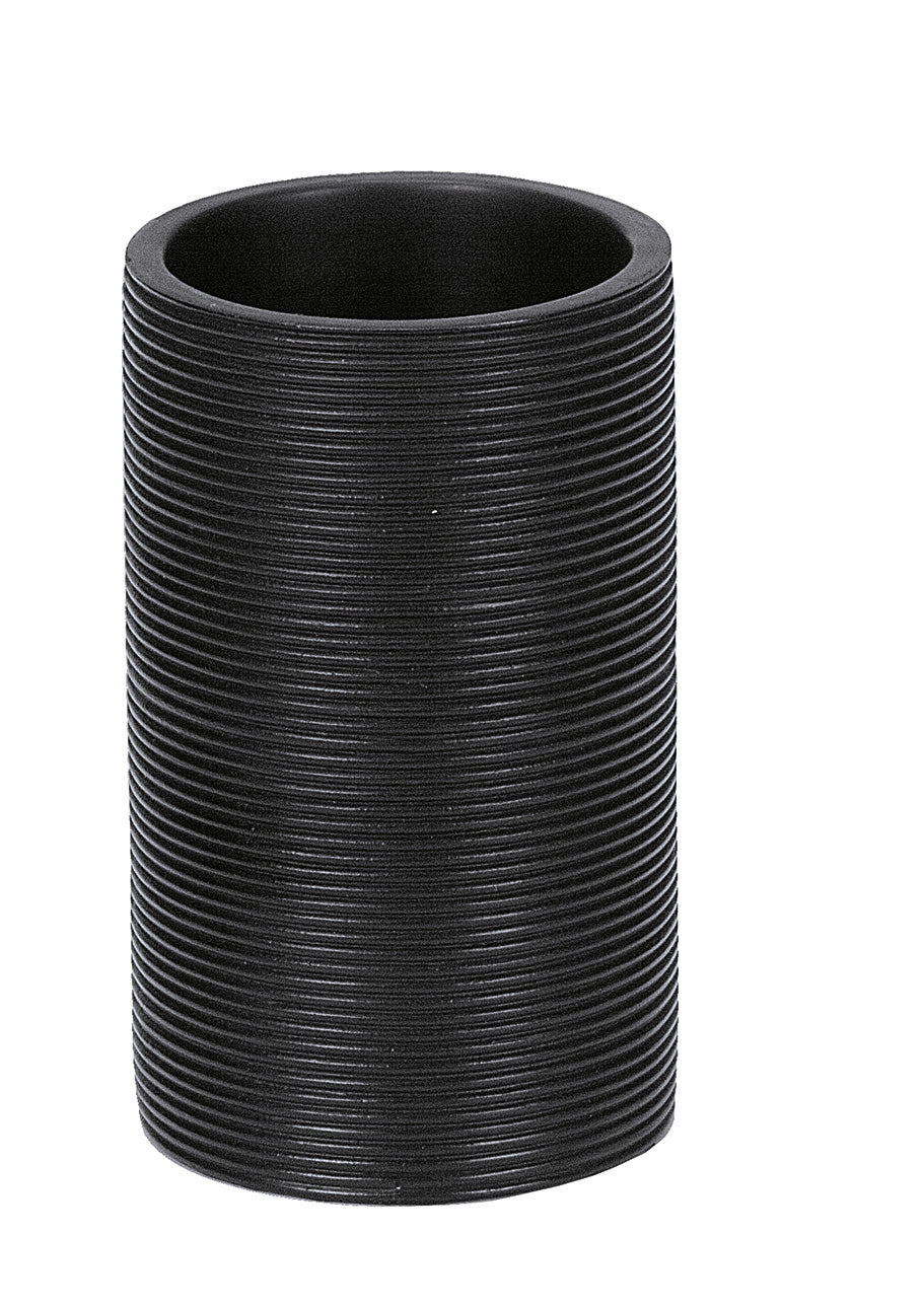 Zahnputzbecher KYOTO Schwarz steht als schwarzer, gerillter Becher freigestellt auf weißem Hintergrund.