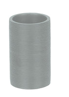 Zylindrischer, grauer Becher mit feiner Rillenstruktur für Badutensilien