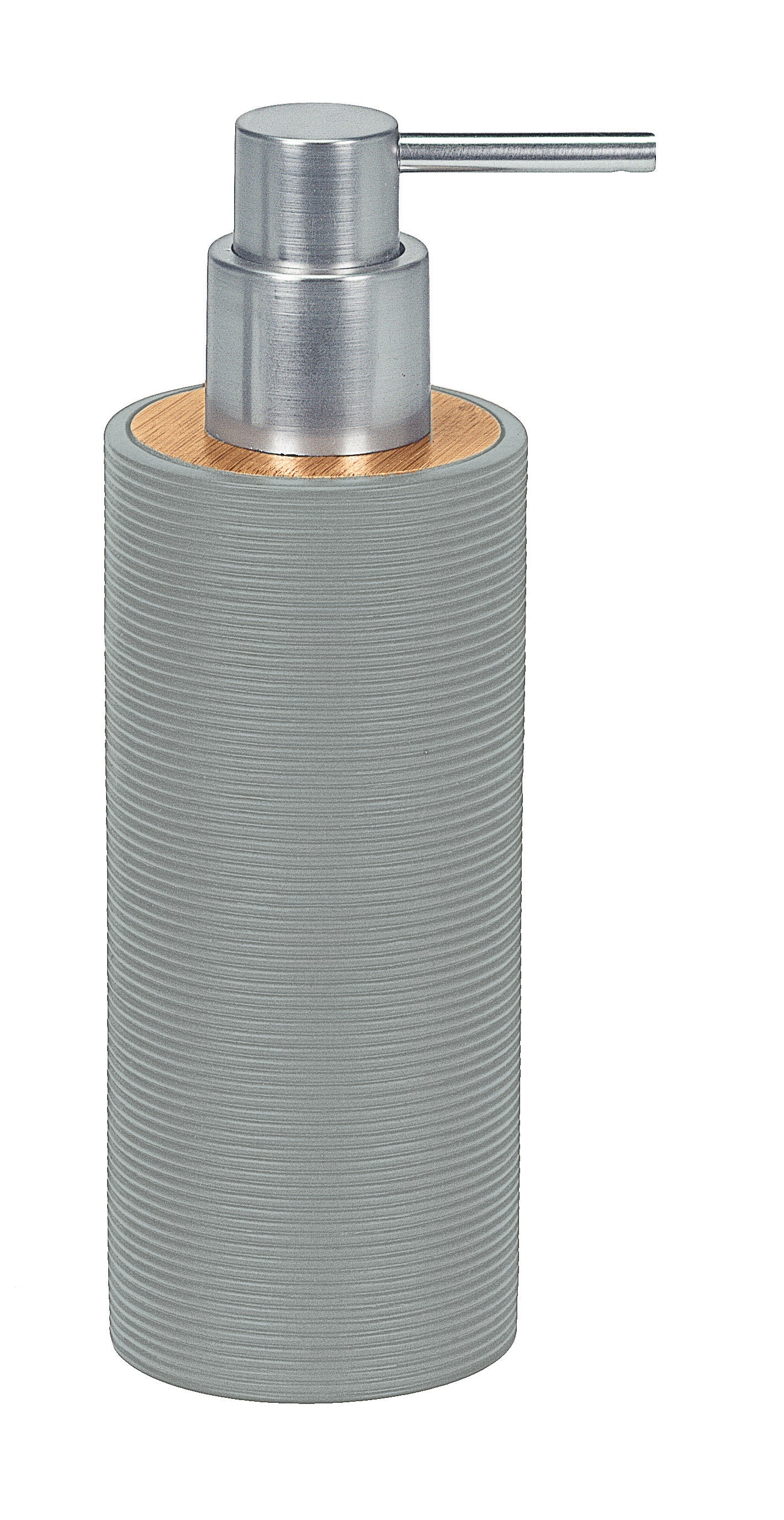 Seifenspender KYOTO platinfarben mit Rillenstruktur und Metallpumpe auf Holzdeckel ist frontal zu sehen.