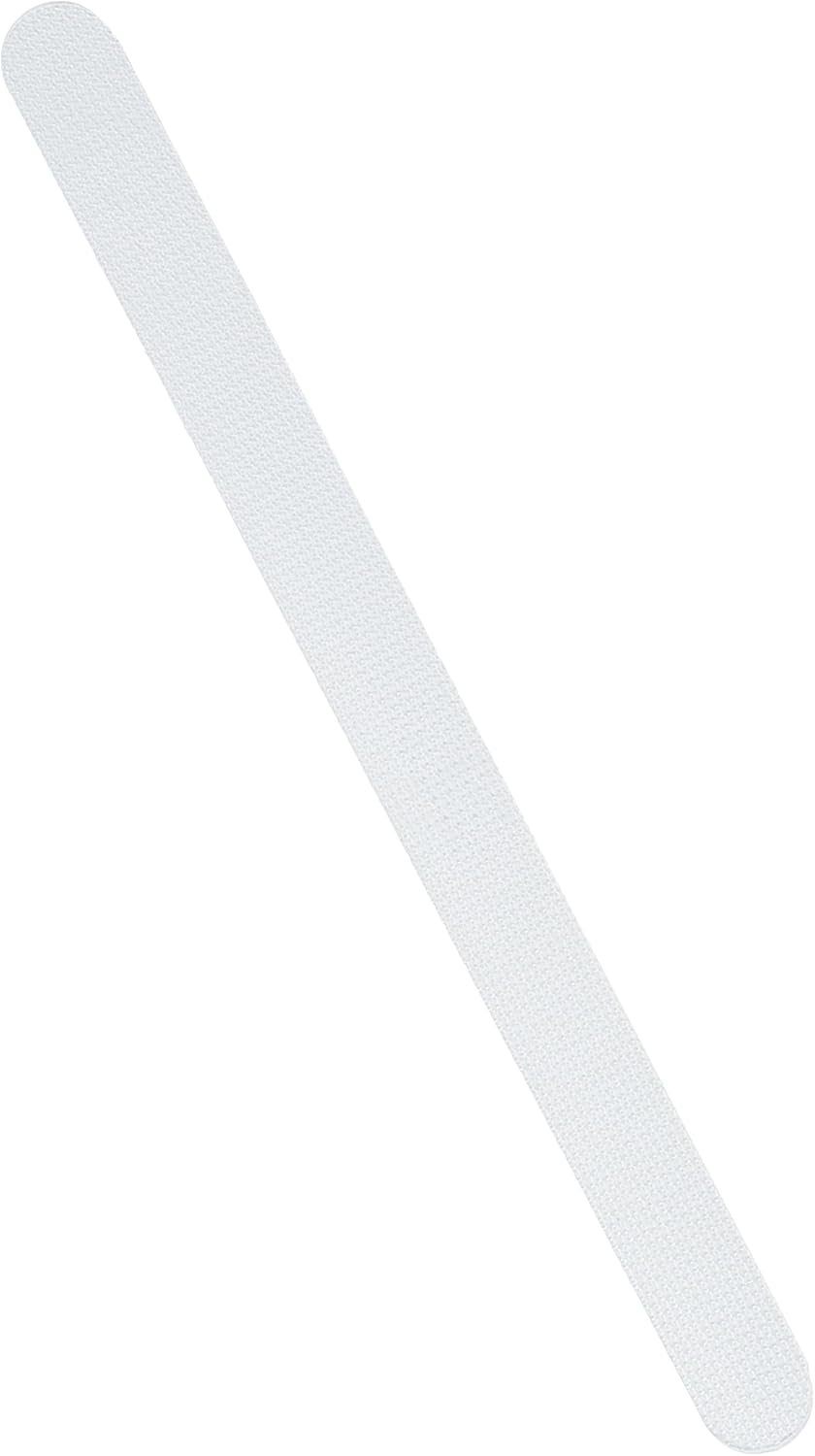 Weißer Anti-Rutsch-Streifen diagonal auf weißem Hintergrund.