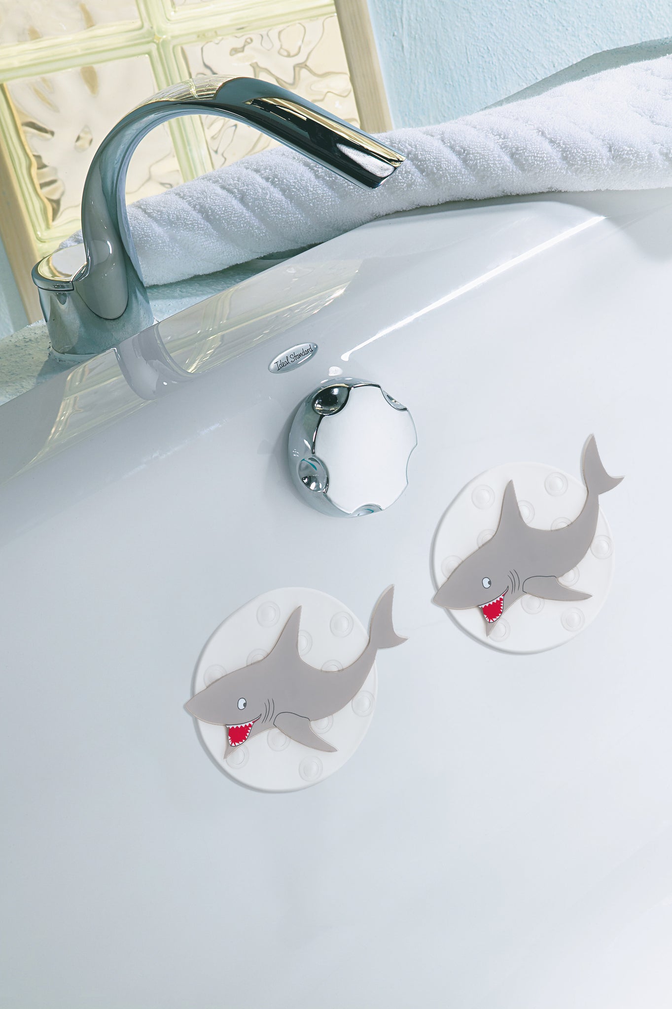 Weiße Badewanne mit zwei runden grauen Haifisch-Antirutschaufklebern