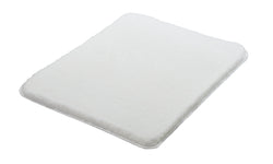 Rechteckige, flauschige Badematte in Weiß auf weißem Hintergrund