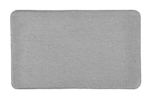 Rechteckige hellgraue Badematte mit weicher Oberfläche auf weißem Grund