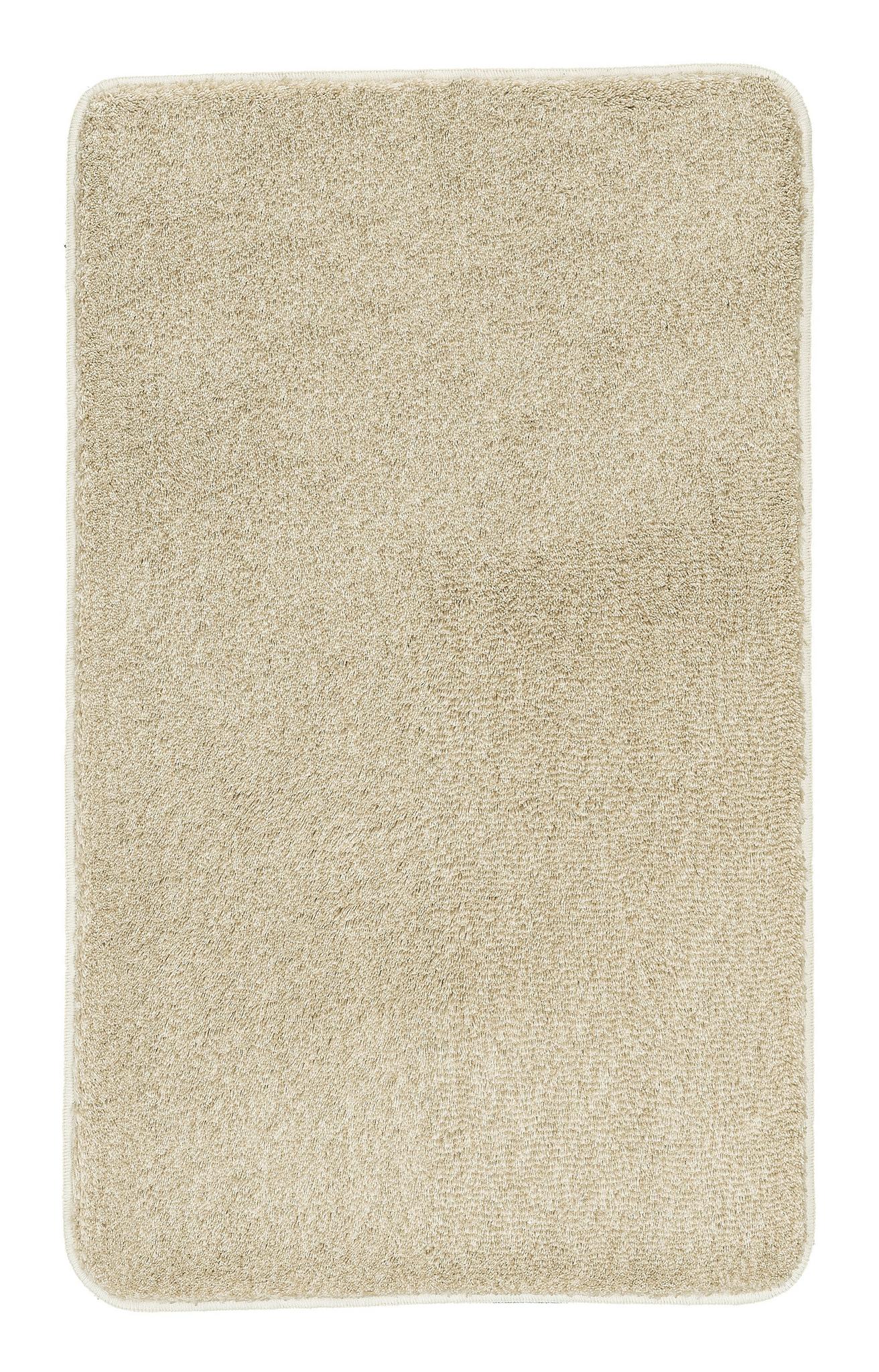Rechteckige beige Badematte aus weichem Hochflor vor weißem Untergrund