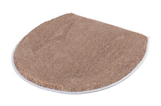 Beiger WC-Deckelbezug aus flauschigem Stoff mit weißem Rand unten