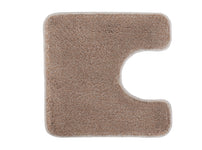 Braune rechteckige WC-Vorlage mit Aussparung und dichter Oberfläche