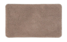 Rechteckige, taupefarbene Badematte mit hohem Flor von oben fotografiert