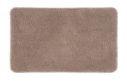 Badteppich RELAX Taupe 60 x 100 cm liegt rechteckig ausgebreitet auf hellem Untergrund.