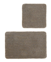 Zweiteiliges Badteppich-Set Relax in Taupe mit rechteckiger und quadratischer Matte auf hellem Hintergrund.