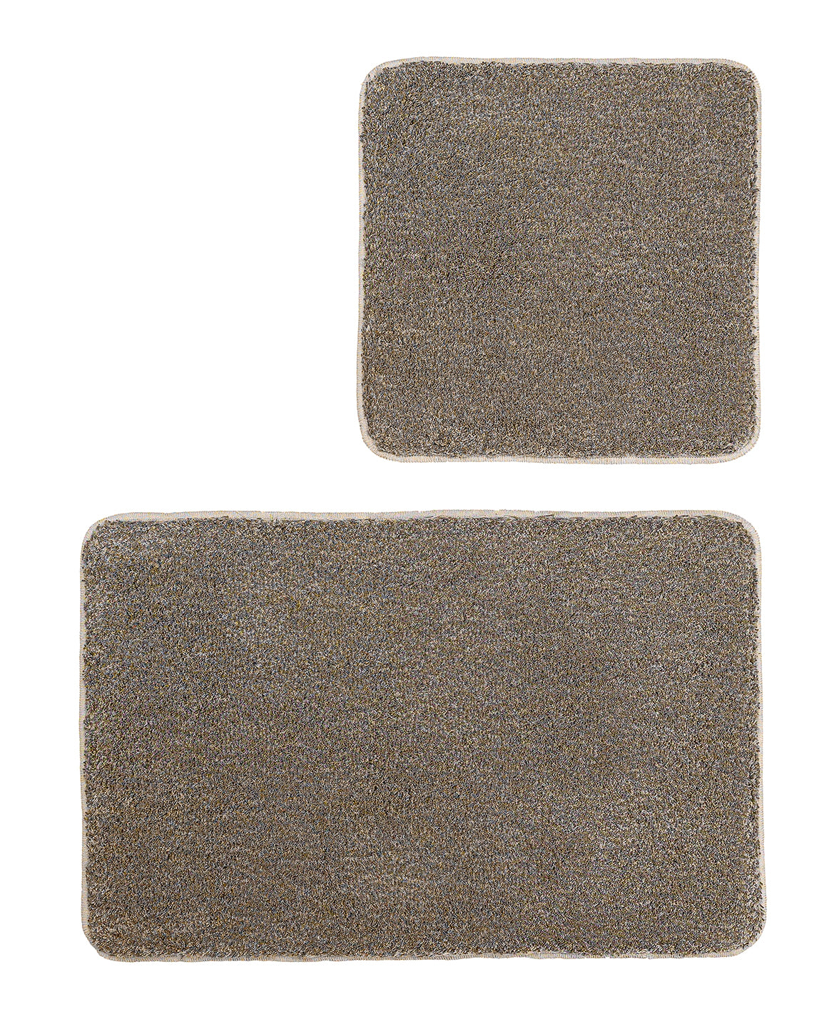 Zweiteiliges Badteppich-Set Relax in Taupe mit rechteckiger und quadratischer Matte auf hellem Hintergrund.