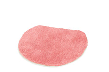 Halbrunder rosa Badvorleger aus Hochflor auf weißem Hintergrund
