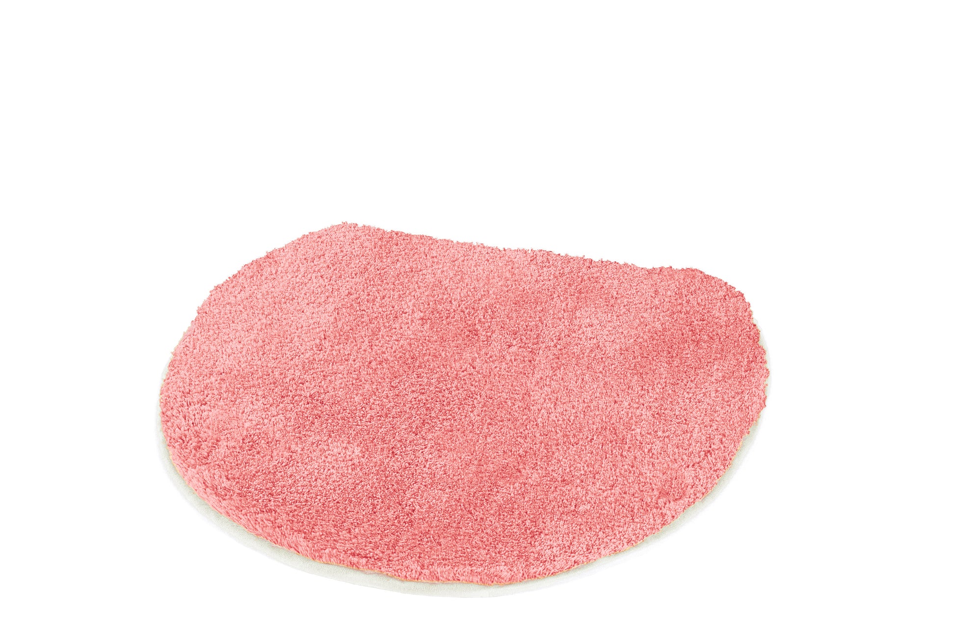 Halbrunder rosa Badvorleger aus Hochflor auf weißem Hintergrund