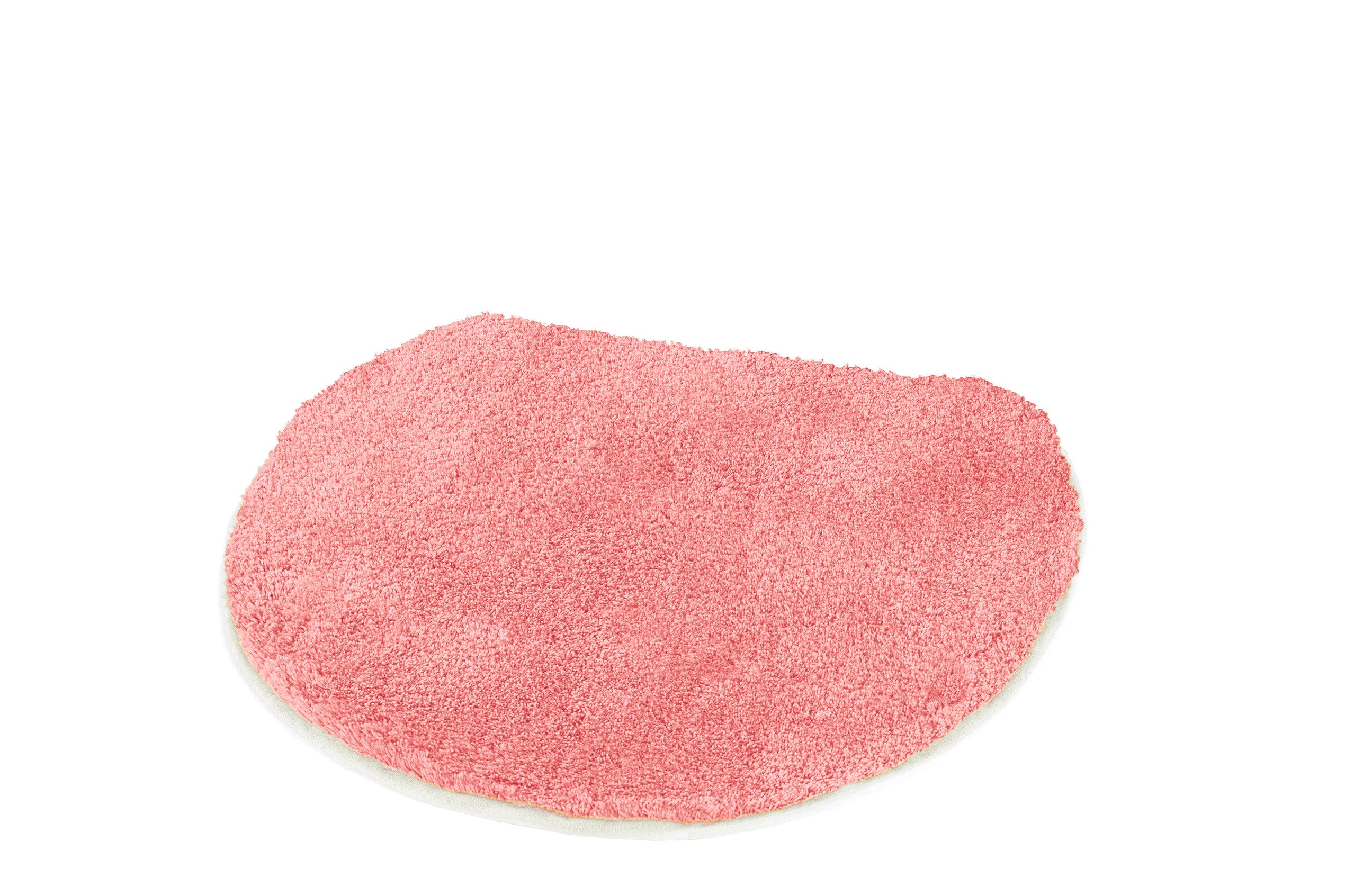 Halbrunder rosa Badvorleger aus Hochflor auf weißem Hintergrund