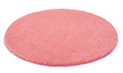 Runder, flauschiger Badteppich in Korallrosa auf weißem Hintergrund
