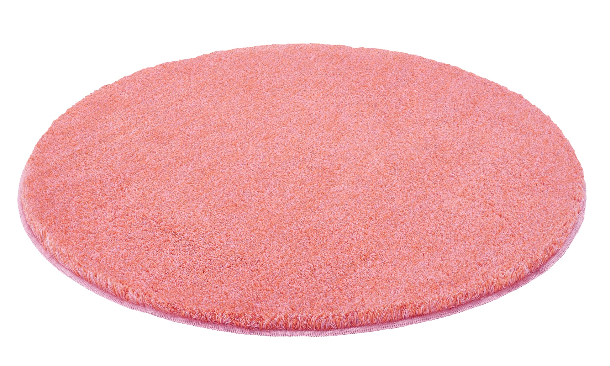 Runder, flauschiger Badteppich in Korallrosa auf weißem Hintergrund