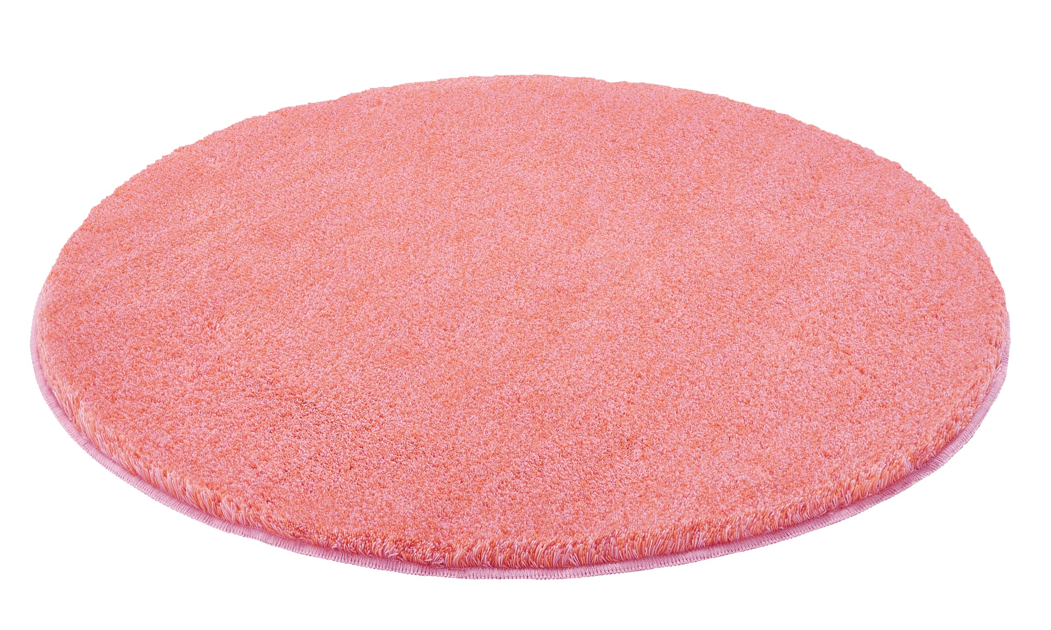 Runder, flauschiger Badteppich in Korallrosa auf weißem Hintergrund