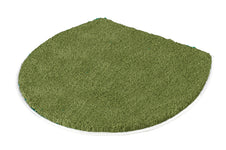 Halbrunde grüne Badematte mit Rand, liegend auf weißem Hintergrund
