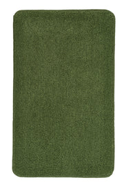 Grüner Badteppich RELAX Forest 85 x 150 cm liegt rechteckig ausgebreitet auf dem Boden.