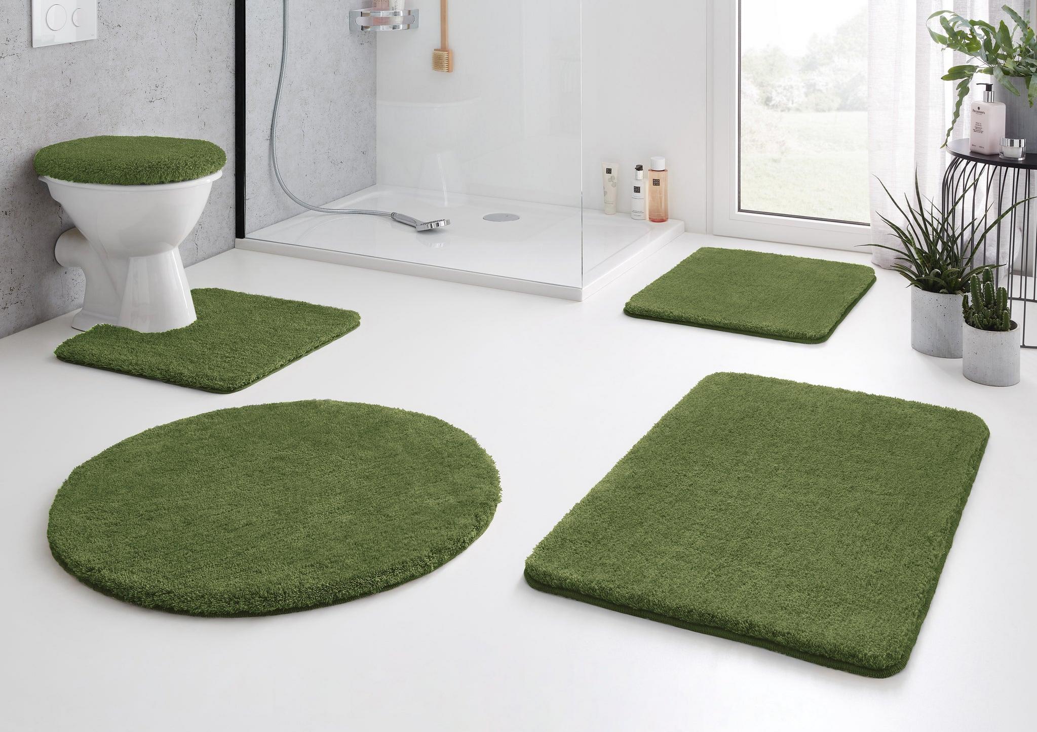 Grünes Badteppich-Set mit WC-Deckelbezug in modernem Bad mit Dusche