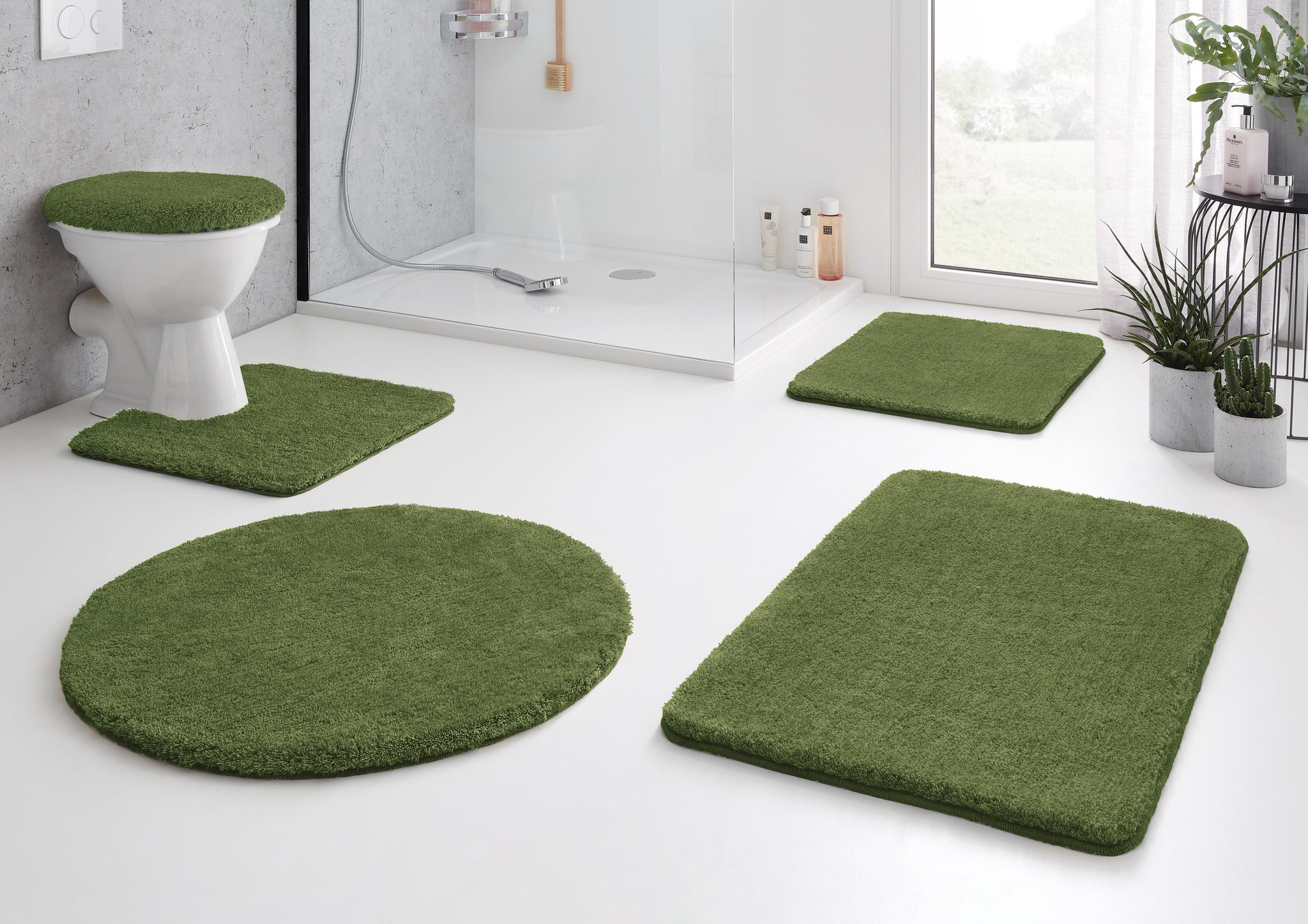 Grünes Badteppich-Set mit WC-Deckelbezug in modernem Bad mit Dusche