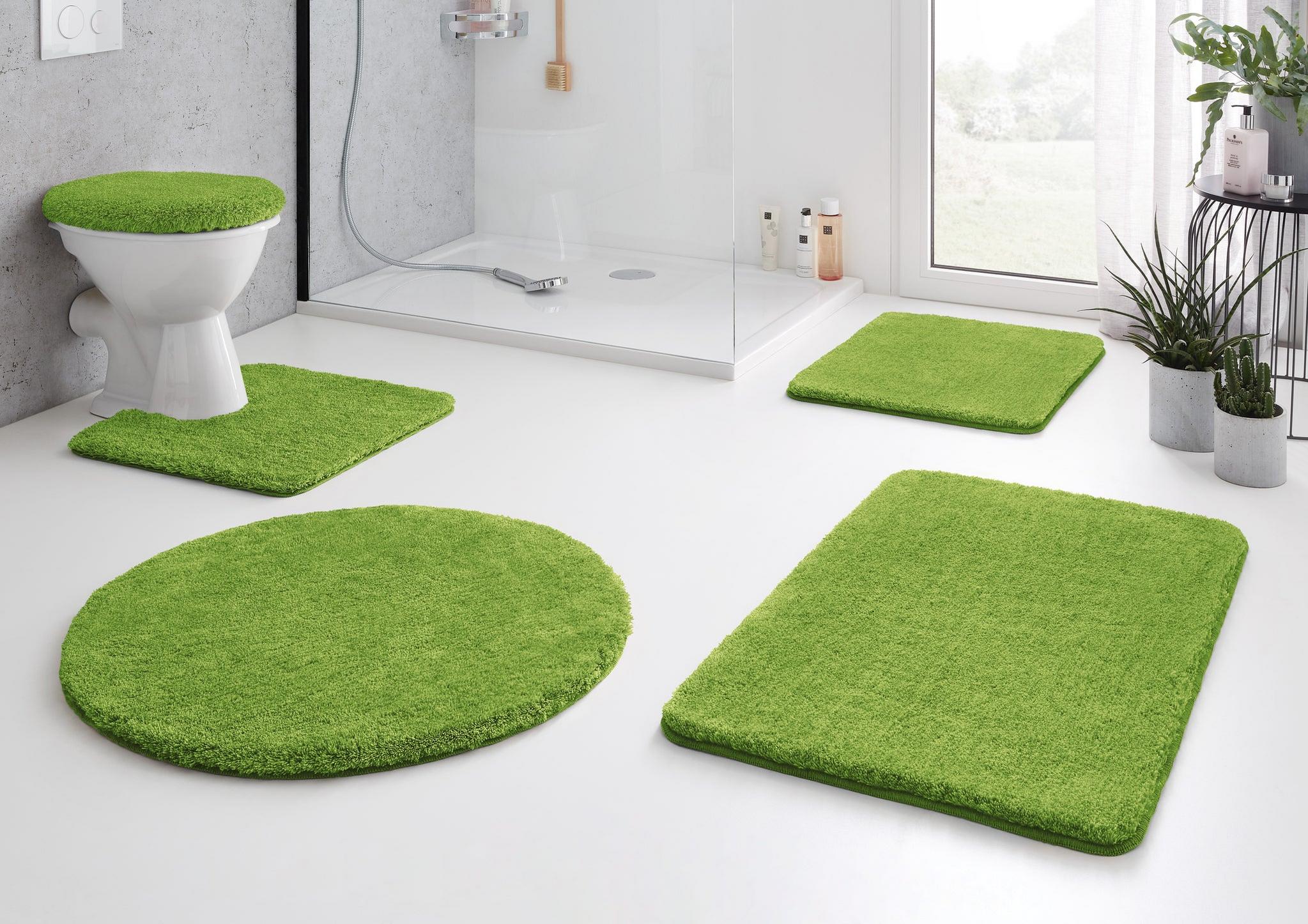 Grünes Badteppich-Set mit WC-Vorlegern in modernem Badezimmer
