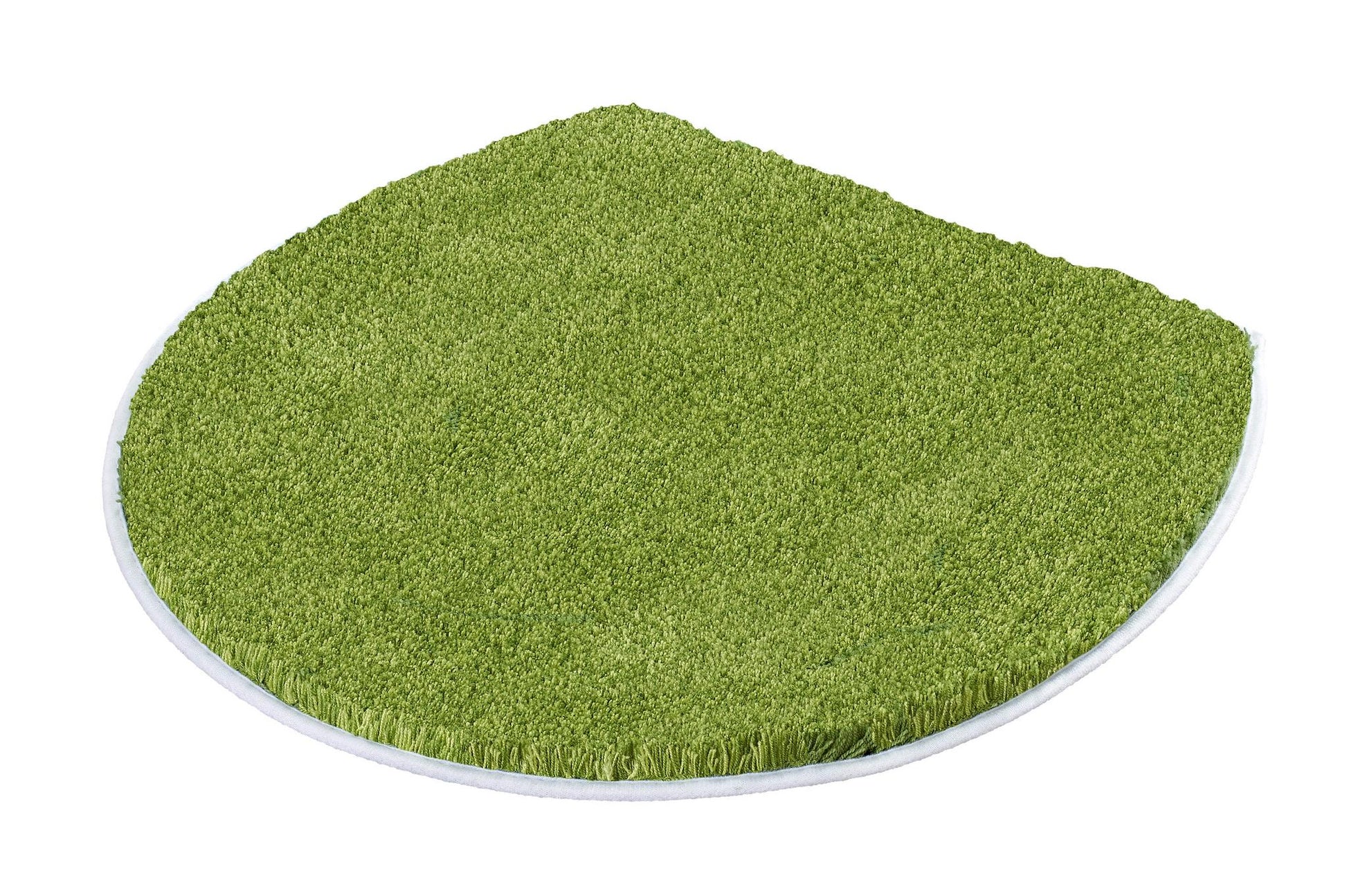Halbrunde, grüne Badematte mit dichtem Flor auf weißem Hintergrund