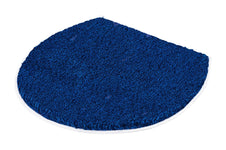 Halbrunder, blauer WC-Vorleger-Teppich aus Hochflor mit weißem Rand