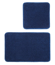 Zweiteiliges Badteppich-Set RELAX in Atlantikblau mit Matten in 50x50 cm und 55x85 cm liegt nebeneinander.