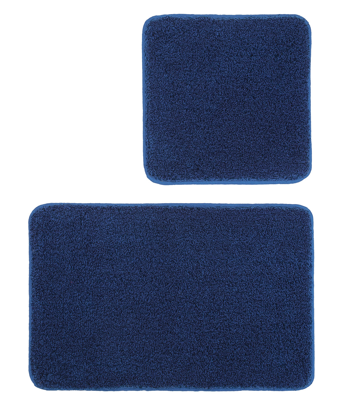 Zweiteiliges Badteppich-Set RELAX in Atlantikblau mit Matten in 50x50 cm und 55x85 cm liegt nebeneinander.