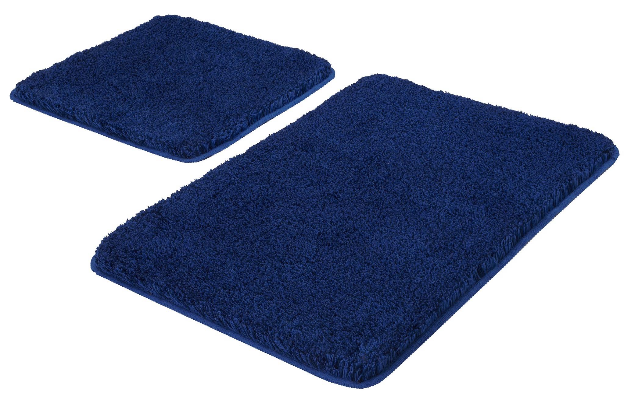 Zwei rechteckige dunkelblaue Badematten mit weicher Hochflor-Oberfläche