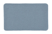 Badteppich RELAX in Stahlblau mit rechteckiger Form im Format 60 x 100 cm liegt auf dem Boden.