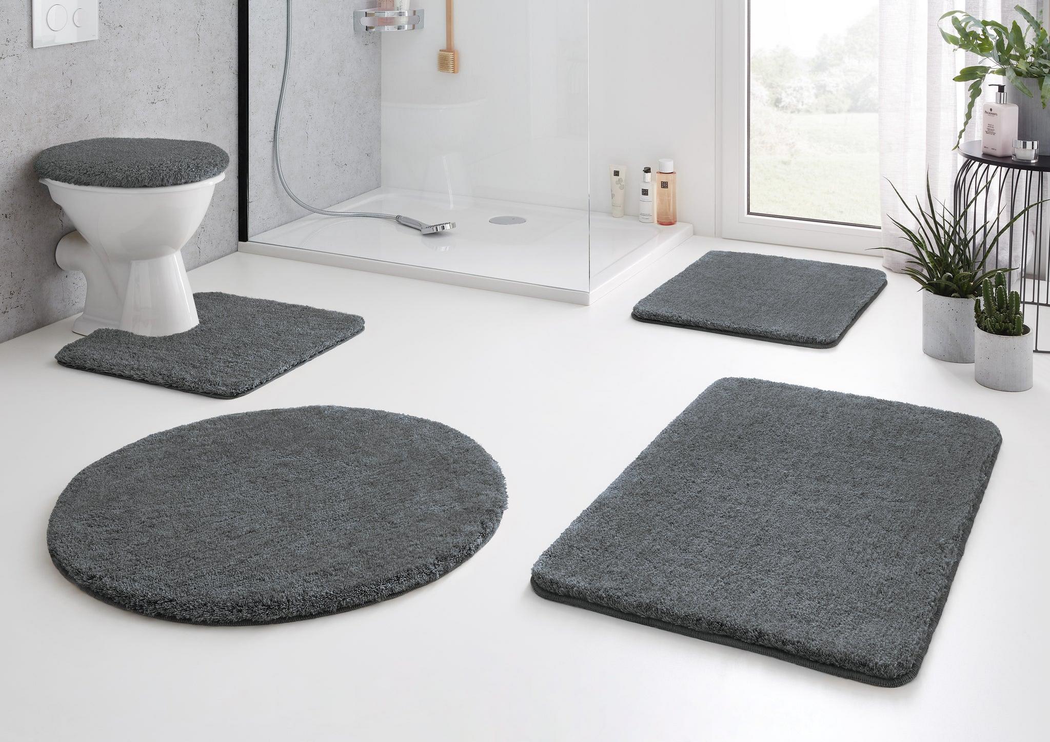 Graues Badteppich-Set mit WC-Deckelbezug und Duschvorleger im Bad