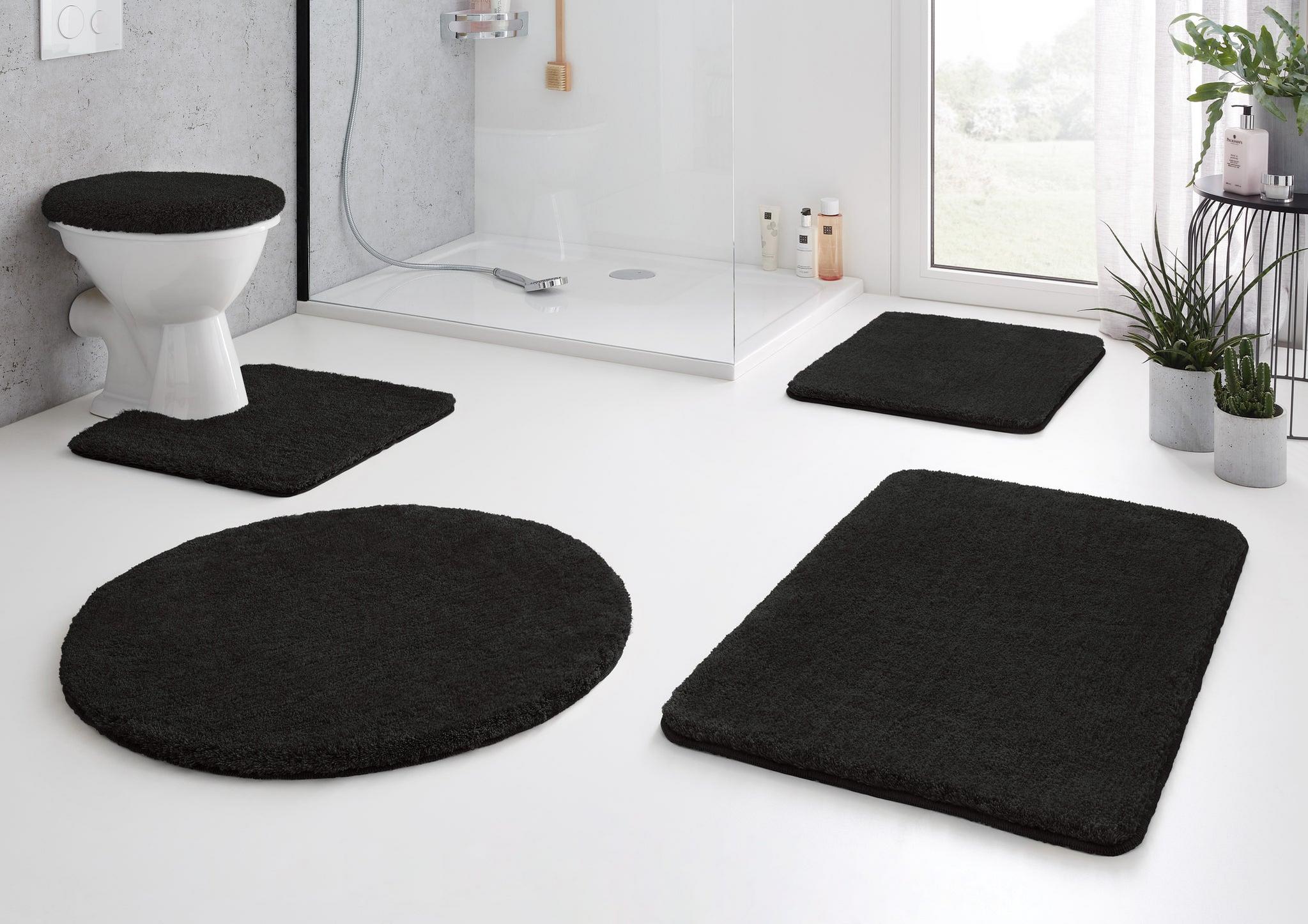 Schwarzes Badteppich-Set mit WC-Deckelbezug in modernem Bad mit Dusche und Fenster