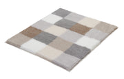 Rechteckiger Badteppich CARO in Kaschmirfarben mit kariertem Muster in 55 x 65 cm liegt flach.