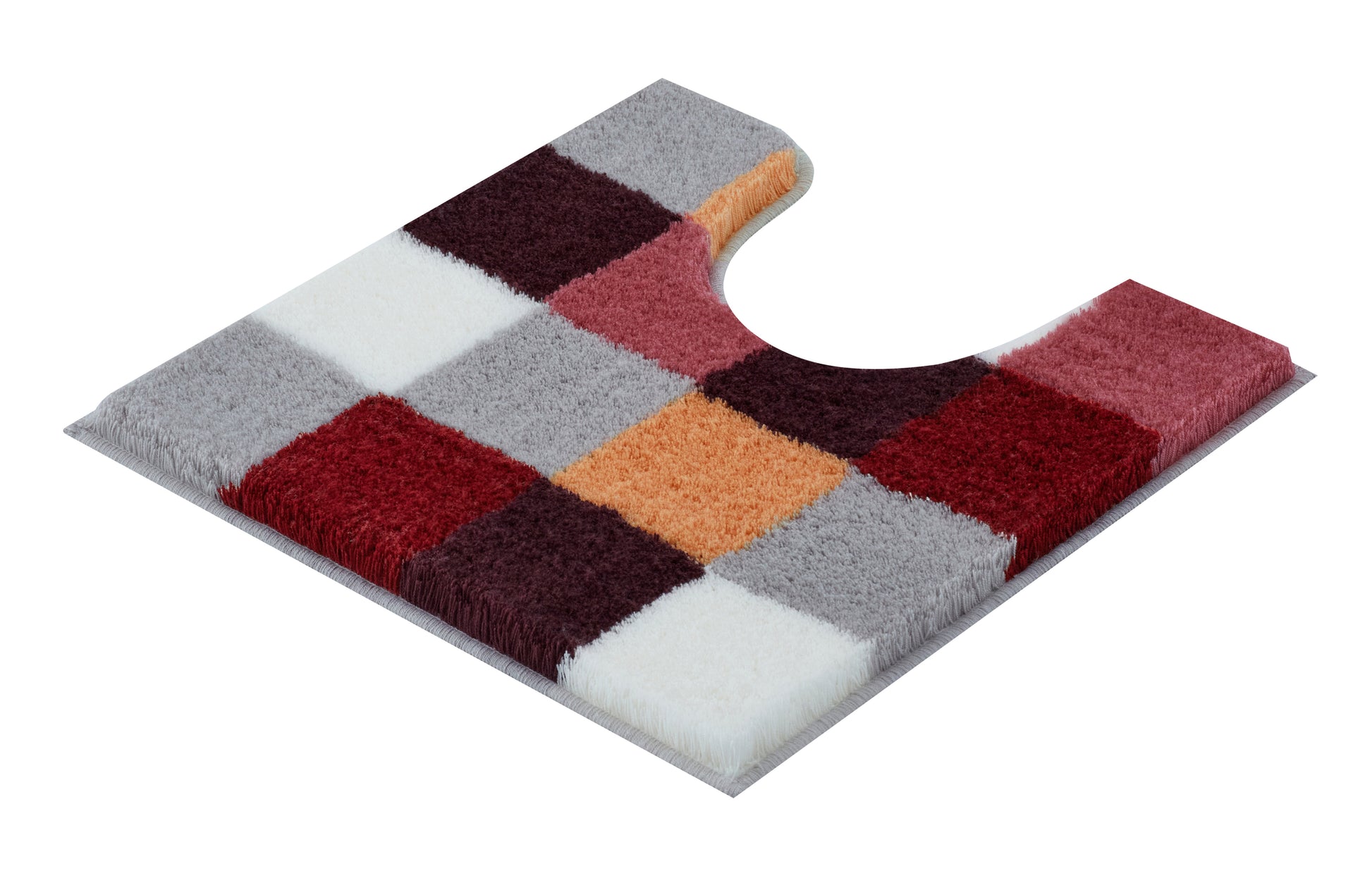 WC-Vorleger CARO Terracotta 55 x 55 cm mit Ausschnitt liegt kariert in warmen Farbtönen auf dem Boden.